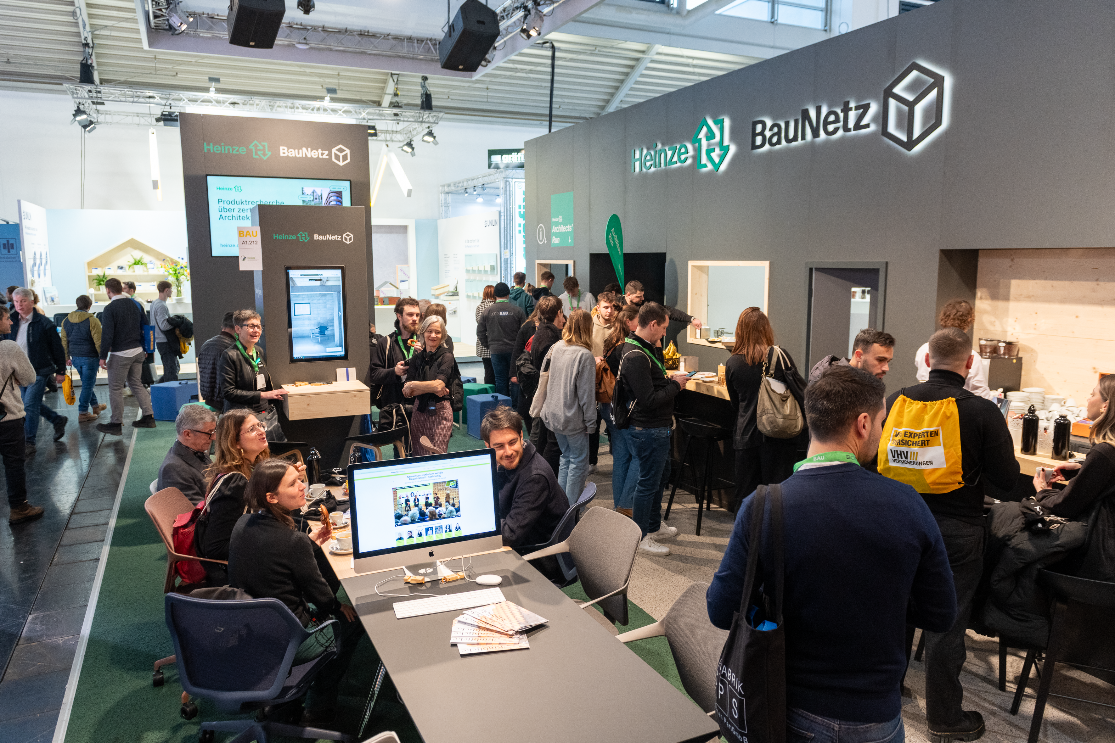 Der Messestand von Heinze und BauNetz auf der BAU 2025 bot den optimalen Rahmen, um neue Kontakte zu knüpfen und Netzwerke zu pflegen. (Foto: Heinze GmbH) 